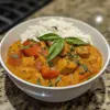 Assiette de Curry Rouge Thaï Facile avec légumes et épices aromatiques