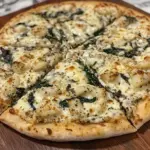 Pizza blanche épinards à l'ail rôti grec