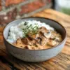 Plat savoureux de Stroganoff aux Champignons, prêt à déguster.