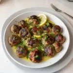 Boulettes de viande grecques dans une sauce au citron