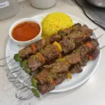 Brochettes de mouton et riz jaune