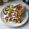 Burritos au poulet avec avocat et sauce ranch dans une assiette