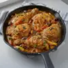 Plat de cuisse de poulet au curry garni de légumes colorés