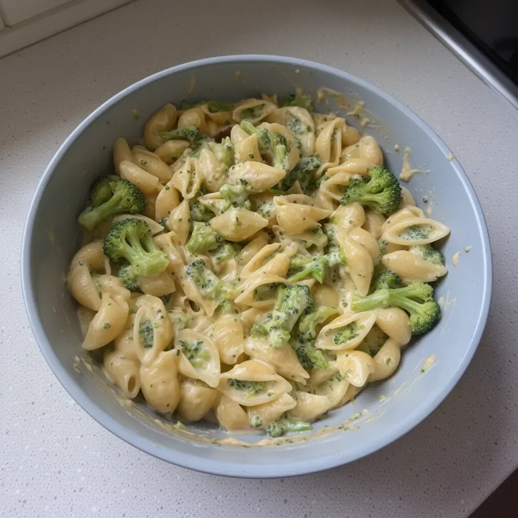 Plat de macaroni au fromage et brocoli frais, sain et savoureux.
