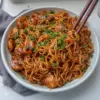 Recette de poulet aux nouilles à l'ail collant, plat savoureux et réconfortant.