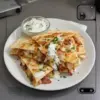 Quesadilla au poulet, bacon et ranch, prête à déguster.