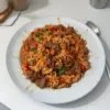 Riz et bœuf en une seule casserole, un plat savoureux et facile à préparer.