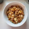Riz sauté au thon coréen, un plat asiatique savoureux et rapide à préparer.