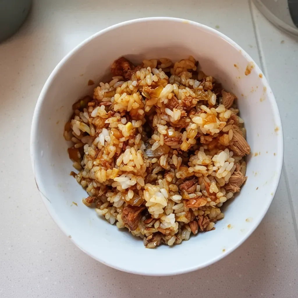 Riz sauté au thon coréen, un plat asiatique savoureux et rapide à préparer.