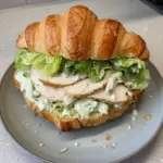 Sandwich au Croissant au Poulet César