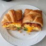 Sandwiches de petit-déjeuner au croissant