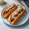 Sous-marins garnis de boulettes de viande au fromage sur un plateau.