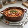 Cassoulet du Sud-Ouest, un plat traditionnel français riche et savoureux.