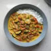 Curry de Courgettes au Chorizo et Lait de Coco, un dîner exotique rapide et savoureux.