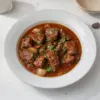 Goulash hongrois savoureux avec viande et paprika