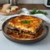 Moussaka facile et rapide, plat traditionnel grec avec aubergines et viande hachée.