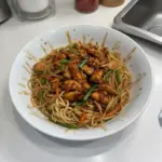 Nouilles Sautées au Poulet Caramélisé