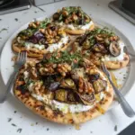 Pain plat aux aubergines rôties et aux champignons avec feta fouettée, noix et miel balsamique