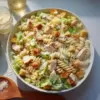 Pâtes au poulet crémeuses servies dans une assiette