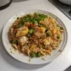 Recette de Poulet Fried Rice Rapide servi dans un bol coloré.