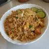 Plat de Riz Frit Tha&iuml; avec l&eacute;gumes et crevettes