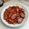 Saucisses fumées aux haricots rouges en plat savoureux