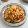 Sauté de chipolatas avec légumes colorés dans une poêle