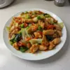 Sauté de chou et poulet façon chinoise, plat frais et savoureux sur une table.
