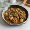 Assiette de Sauté de Veau Portugais avec légumes et épices savoureux