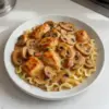 Assiette de Stroganoff de poulet aux champignons savoureux et crémeux