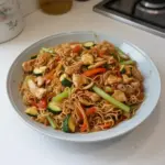 Wok de poulet aux nouilles et légumes