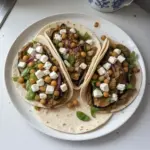 Wraps de purée d'aubergine méditerranéenne avec salade de pois chiches et de feta