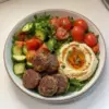 Assiette de kefta houmous libanais, un plat délicieux et authentique.