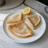 Assiette de crêpes sans gluten garnies de fruits frais