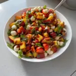 Salade Caprese aux Pêches Hachées
