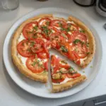 Tarte de tomates fraîches et ricotta dans une pâte feuilletée