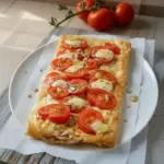 Tarte fine à la tomate, mozzarella et moutarde